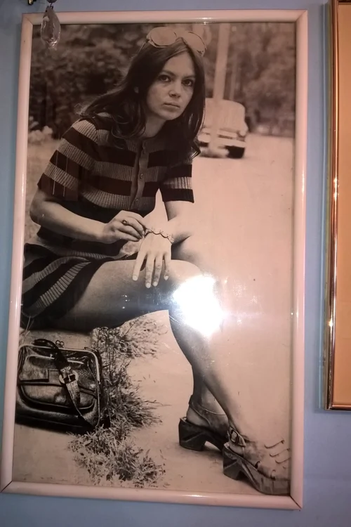 Fustă mini şi geantă de firmă: Anca Pandrea era o vedetă şic