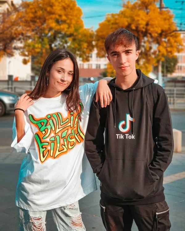 Fraţii Andra (22 de ani) şi Răzvan Gogan (19 ani) sunt şi vocile serialelor Disney