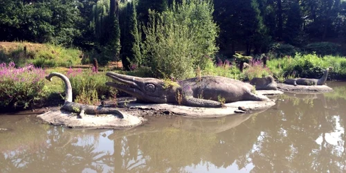 În Crystal Palace Park din Londra Anglia pot fi văzute statui de dinozauri FOTO Hepta / Alpha Press