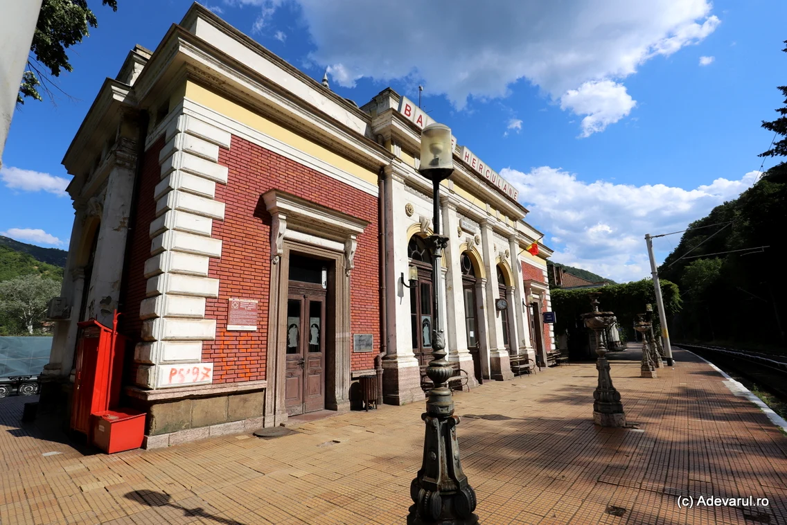 Gara din stațiunea Băile Herculane  Foto Daniel Guță ADEVĂRUL (1) JPG