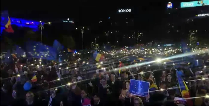 Piața Victoriei a fost luminată de blițurile telefoanelor. FOTO: captură video edupedu.ro