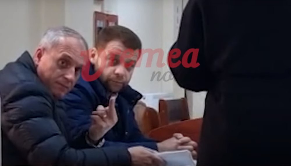 Vicepreședintele CJ Vaslui, gest golănesc pe holul instanței: „Dacă mă mai filmezi, ți-l arăt pe ăla din mijloc“ VIDEO 