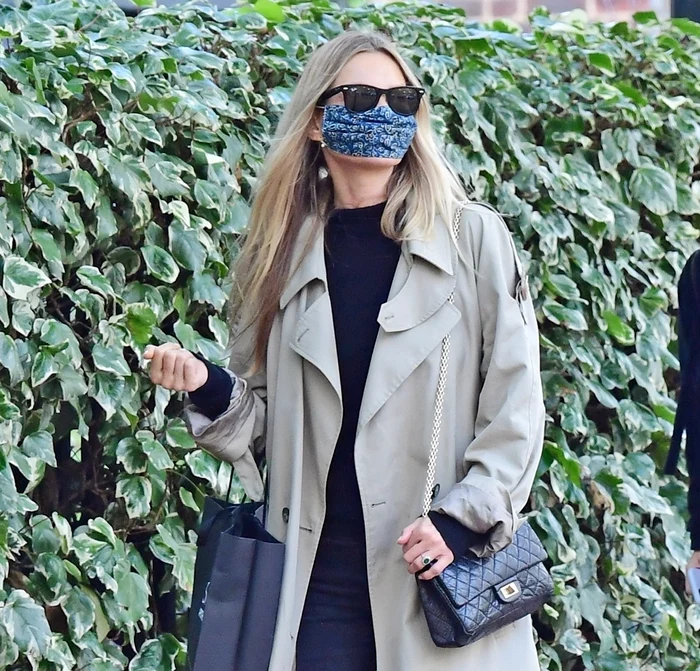 Zice că are tenul perfect la 48 de ani fiindcă se spală cu apă cu gheaţă