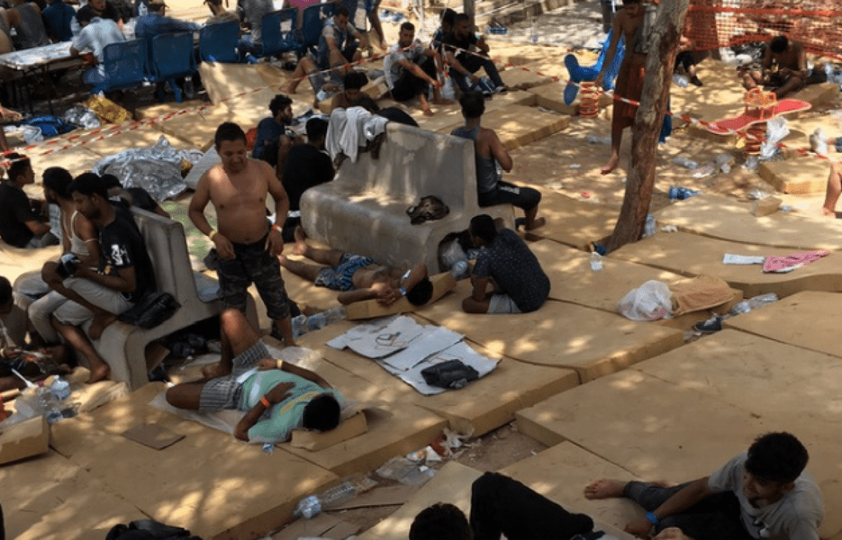 Peste 1300 de migranţi au ajuns într-un interval de 24 de ore pe insula italiană Lampedusa