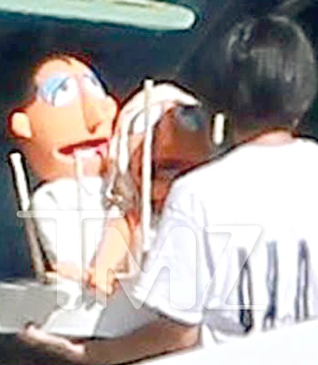 Torul de la nuntă a avut pe post de ornament două figurine haioase, care întruchipau mirii