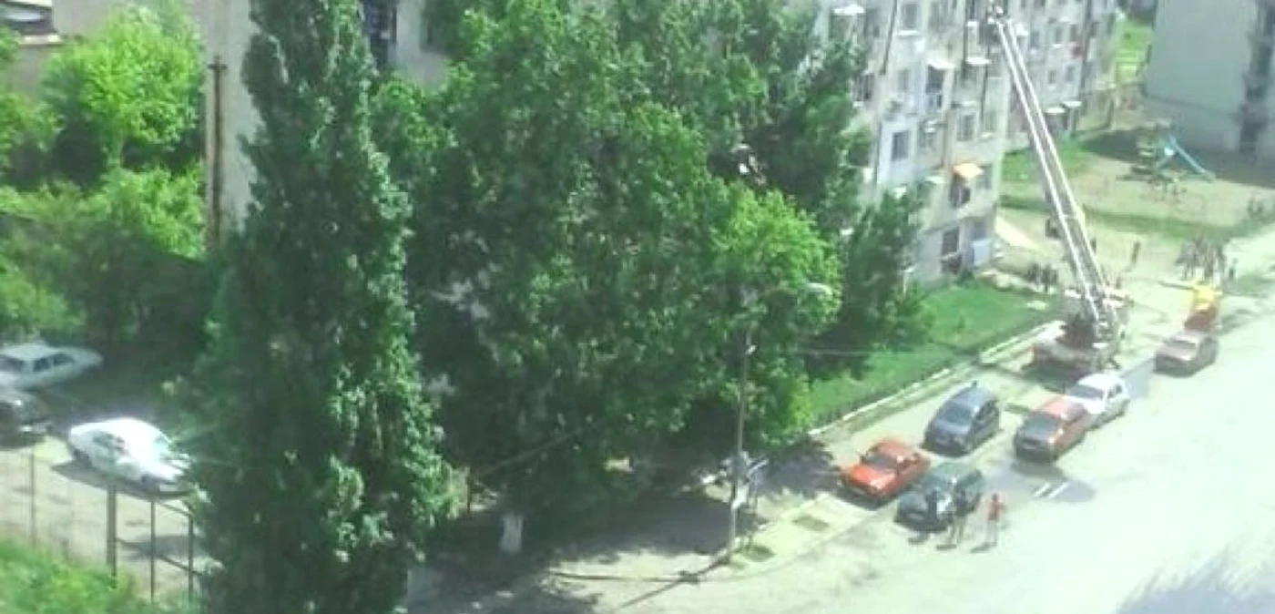 Pompierii au intrat în locuinţă pe geam, folosind autoscara mecanică FOTO Sabina Ghiorghe