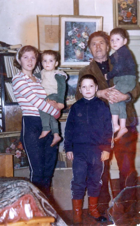 Trăistariu (ţinut în braţe de sora lui mai mare), alături de tatăl lui, Gheorghe, care a murit de cancer