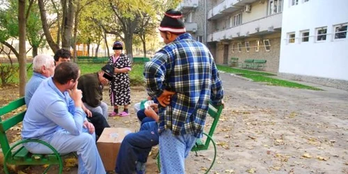 Bolnavii ies la plimbare sau la cumpărături îmbrăcaţi în pijamale