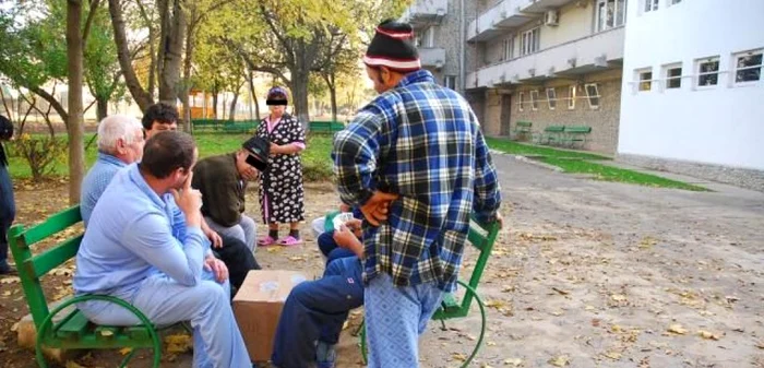 Bolnavii ies la plimbare sau la cumpărături îmbrăcaţi în pijamale