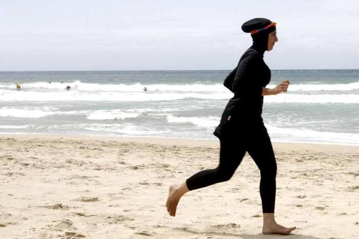 Costum de baie pentru musulmane - burkini