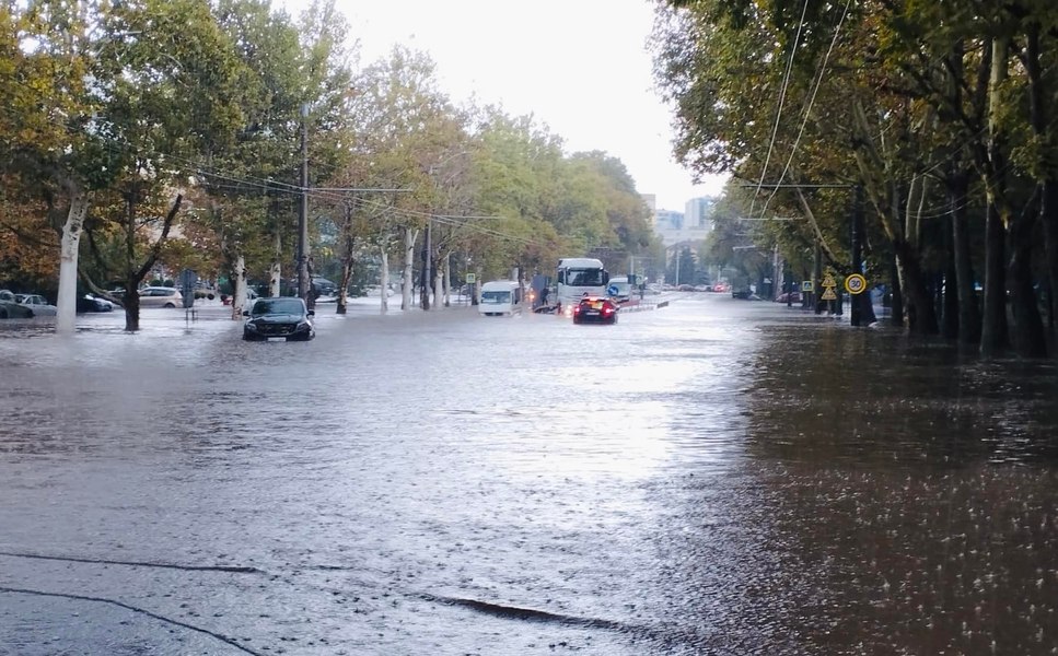 Ciclonul Boris a făcut prăpăd în Chișinău. Circulația autobuzelor și troleibuzelor a fost sistată