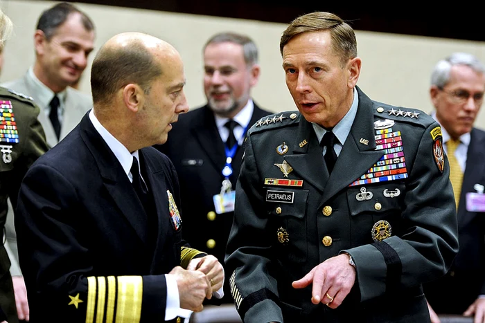 Poza US Army general David H. Petreus şi US Navy Admiral James Stavridis (SACEUR) în Bruxelles în 2011