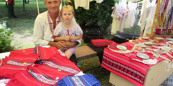 Zeci de meşteri populari îşi expun lucrările în “Zăvoi” 