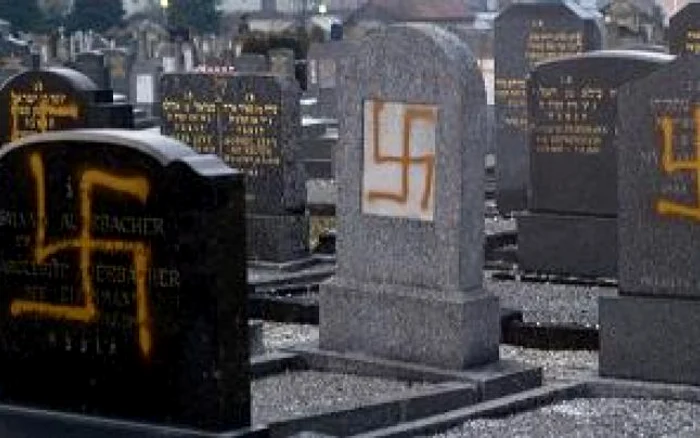 Morminte profanate în cimitirul evreiesc din Strasbourg