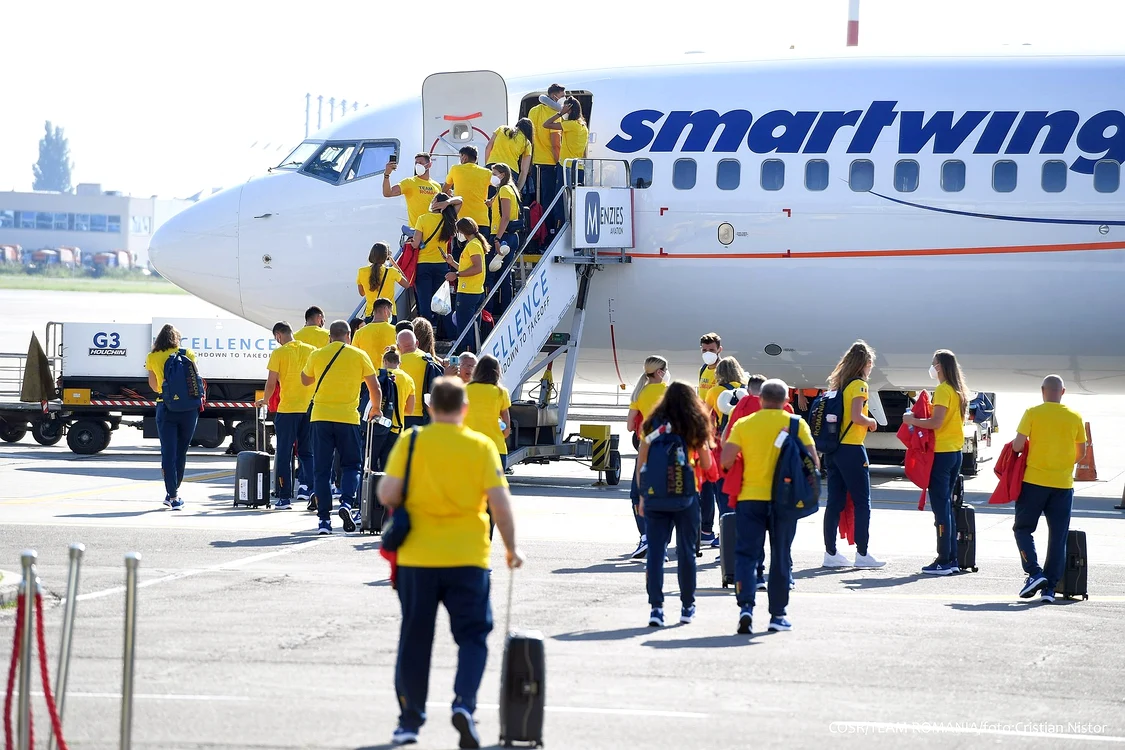 
    Sportivii din Team România s-au îmbarcat în avionul care îi va duce la TokyoFoto: COSR/ Team România / Cristi Nistor  
