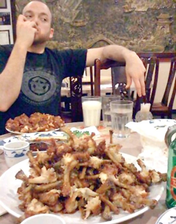 A înfulecat două platouri de coaste prăjite