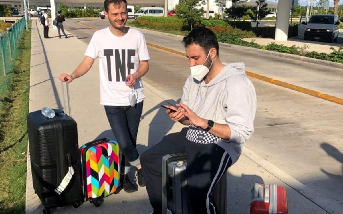 
    Primii români salvaţi din coşmarul de pe aeroportul din Cancun aşteptând să fie duşi la hoteluriFoto: adevarul.ro  