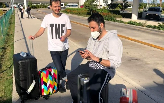 Primii români salvaţi din coşmarul de pe aeroportul din Cancun aşteptând să fie duşi la hoteluriFoto: adevarul.ro
