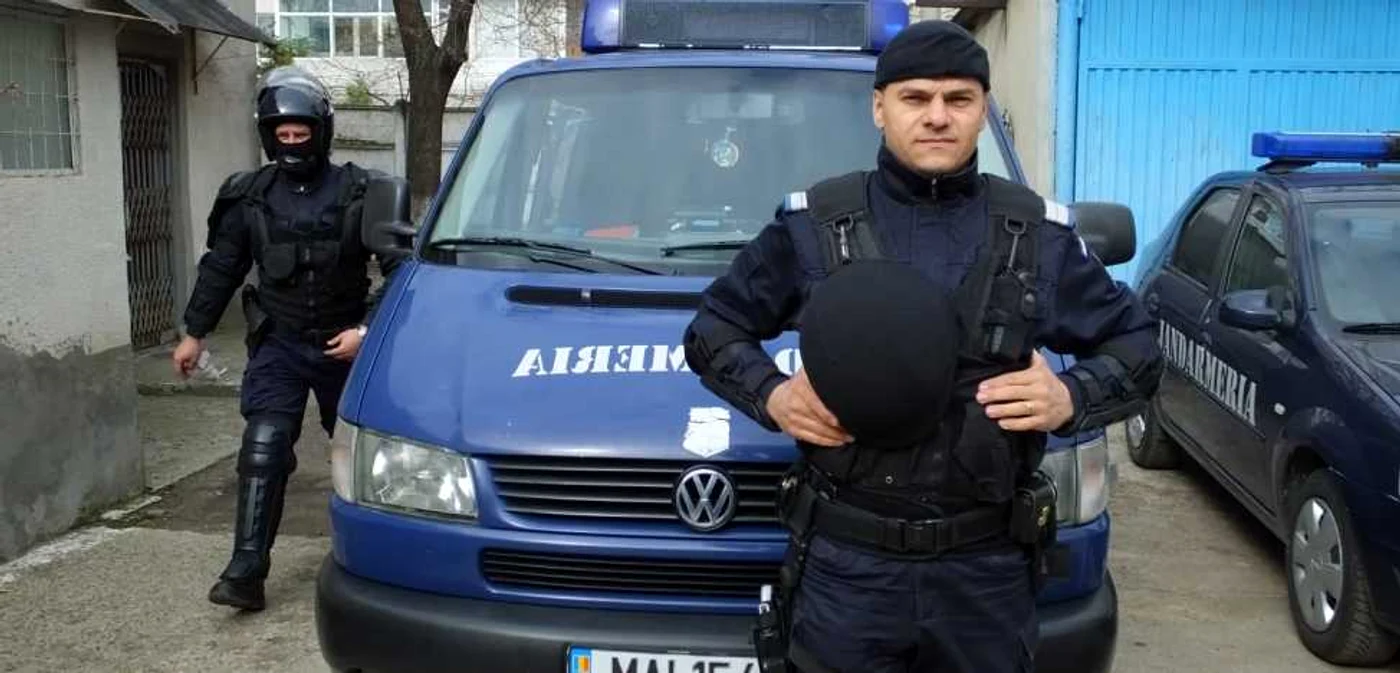 Bărbatul a fost calmat de către jandarmii din Beclean, chemaţi de către patronul service-ului auto