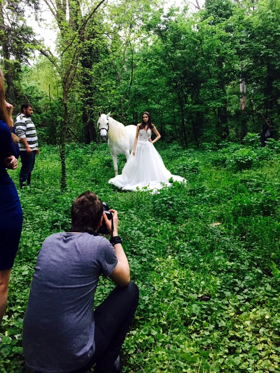 Rochia de mireasă este o creație a Laurei Olteanu, coafura și machiajul: Mariana Grindei Salon