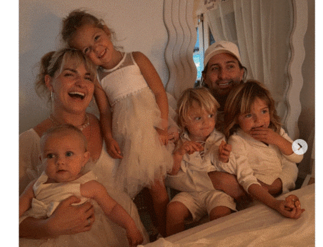 „Acești copii își vor schimba numele peste 18 ani”. Dezbatere pe social media provocată de o femeie care și-a botezat ciudat copiii