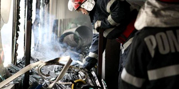 Pompieri ISU Dobrogea Constanţa intervenţie misiune incendiu foc flăcări fum Foto ISU