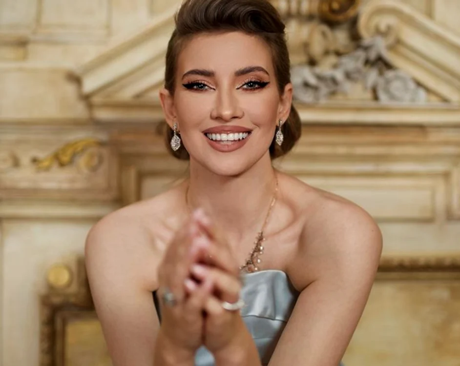 
    Pe lista bijuteriilor selectate de Iulia Albu se regăsește și un colier Belle Époque din aur și argint, ornat cu diamante și perlefoto: Instagram  