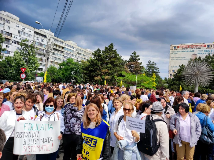 Salariații din învățământ au ieșit în stradă FOTO: C. Mazilu