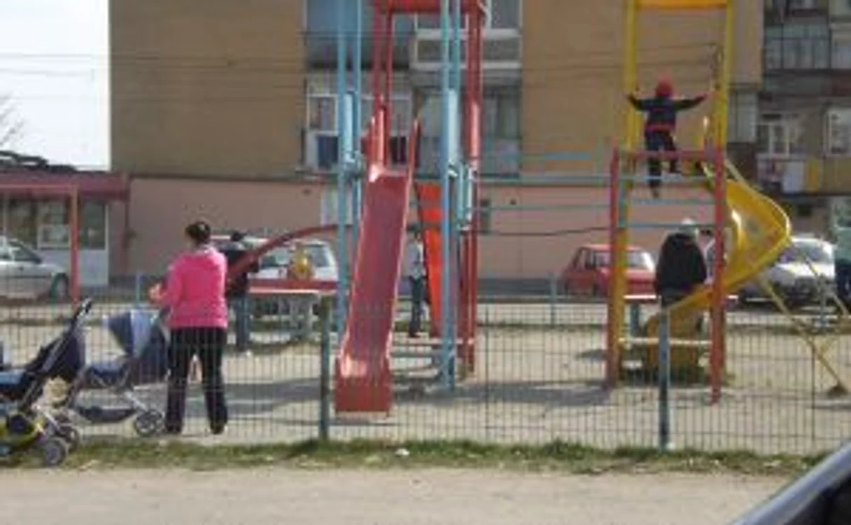 Spaţiile de joacă vor fi prevăzute cu pavele din cauciuc pentru protejarea copiilor