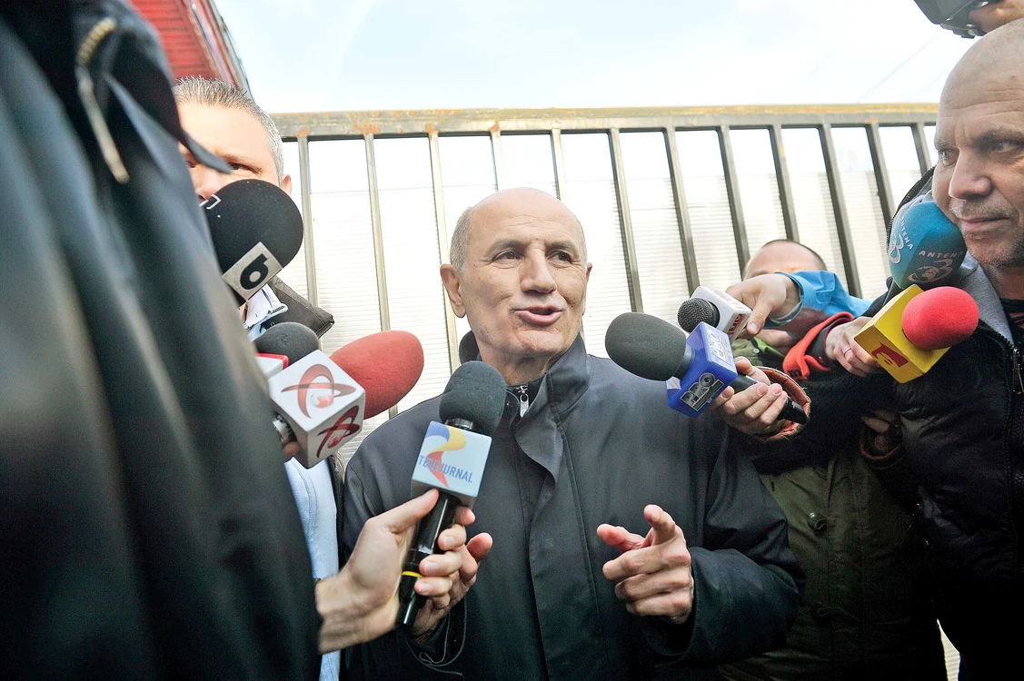 
    Aşa arată coperta cărţii scrise de Copos  