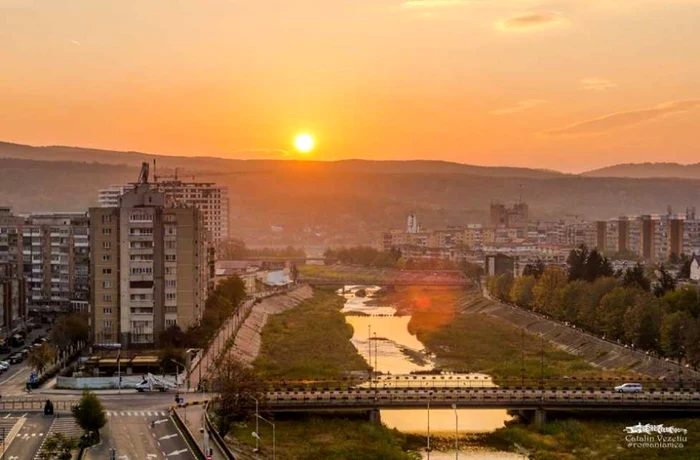 Podul Vinerii Mari peste râul Olăneşti din centrul municipiului Râmnicu Vâlcea Foto Cătălin Vezetiu