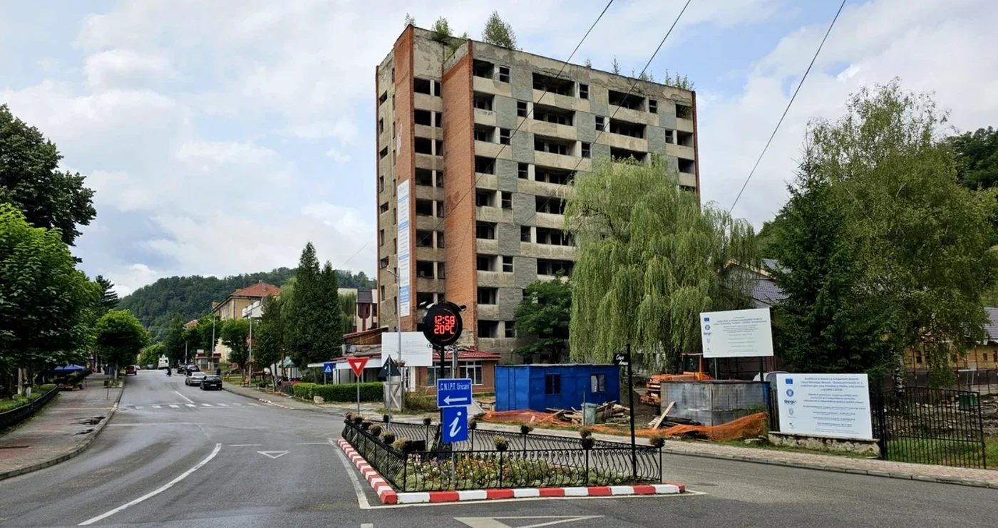 Unul dintre cele mai faimoase „blocuri fantomă” din Valea Jiului se află în Uricani. ADEVĂRUL