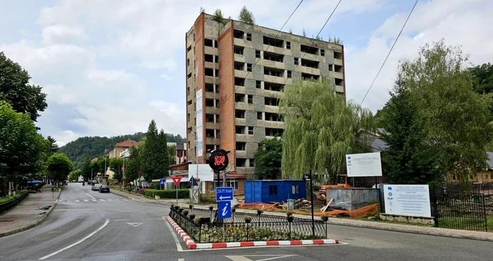 Unul dintre cele mai faimoase „blocuri fantomă” din Valea Jiului se află în Uricani. ADEVĂRUL