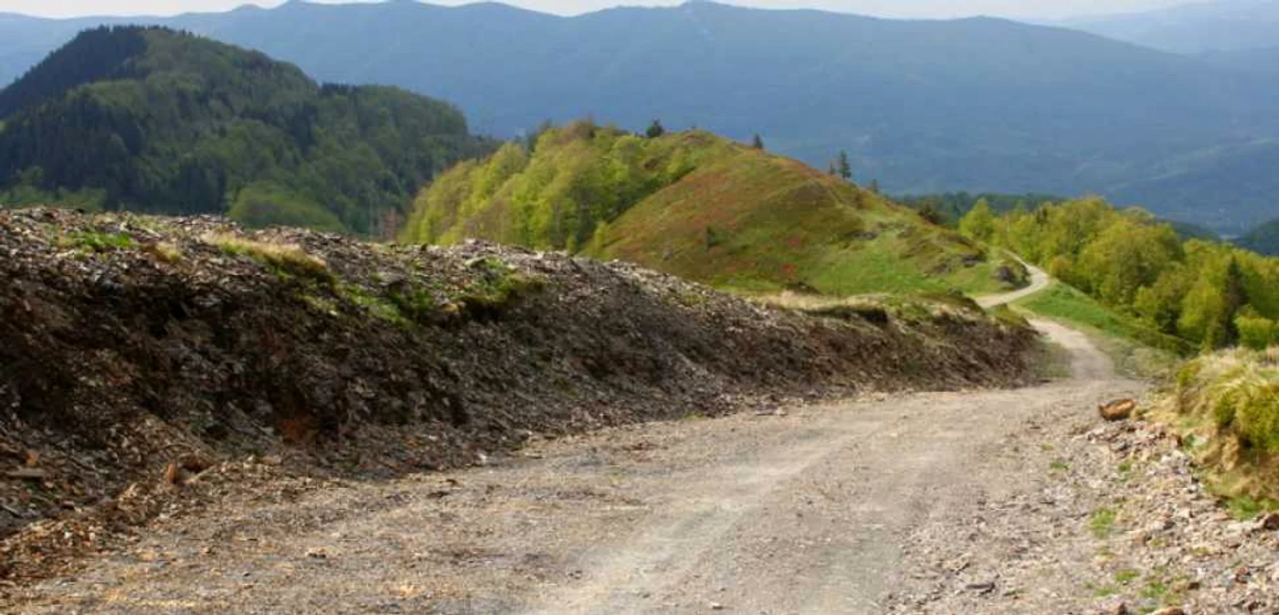 Drumul din Pasul Vâlcan va deveni o şosea. FOTO: Daniel Guţă. ADEVĂRUL.