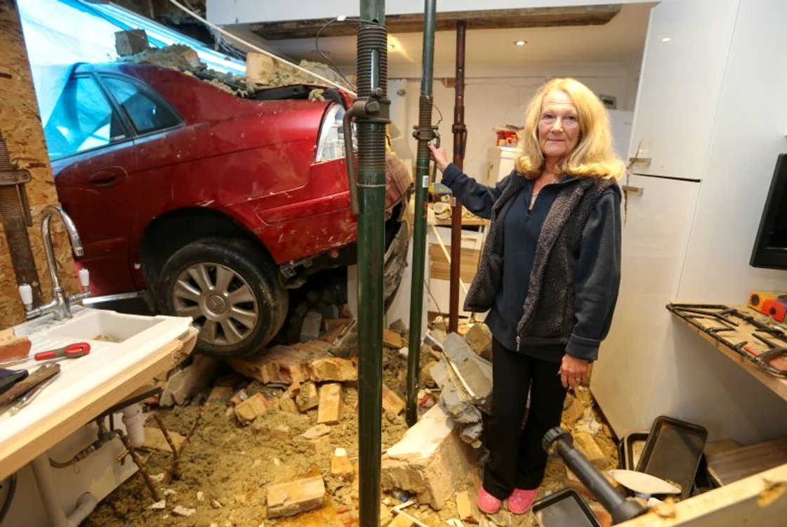 Maşina a intrat în casă cu o viteză de 60 de km la oră (Foto: Rexfeatures)