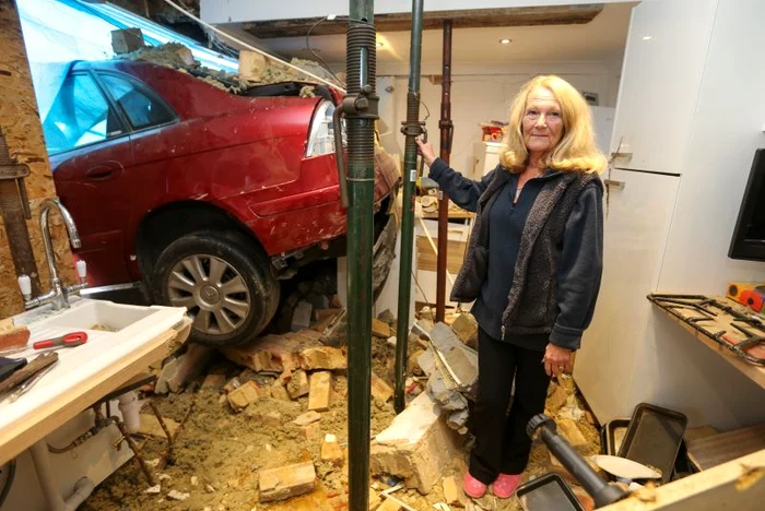 Maşina a intrat în casă cu o viteză de 60 de km la oră (Foto: Rexfeatures)
