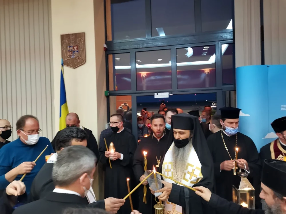 Lumina Sfântă de la Ierusalim a ajuns pe Aeroportul Timişoara FOTO Ş.Both