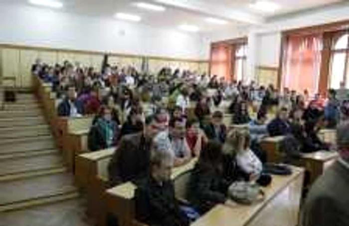 Studenţii aflaţi în dificultate pot apela la ajutorul unor firme private.