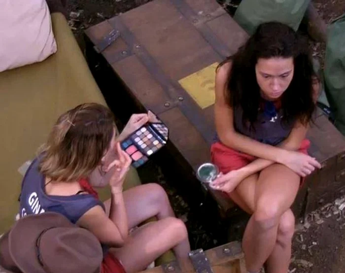 
    Fetele s-au fardat imediat ce au primit trusa în tabăra "Sunt celebru, scoate-mă de aici"  foto: captură Pro Tv  