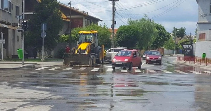 Echipele de la Hidro Prahova se pregătesc să sape pentru a depista unde s-a produs avaria FOTO Hidro Prahova