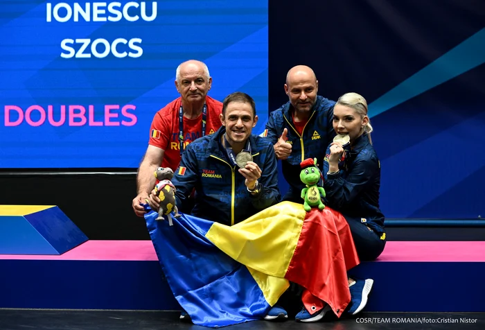 Ionescu și Szocs, alături de antrenorii lor. FOTO: Facebook / Federația Română de Tenis de Masă