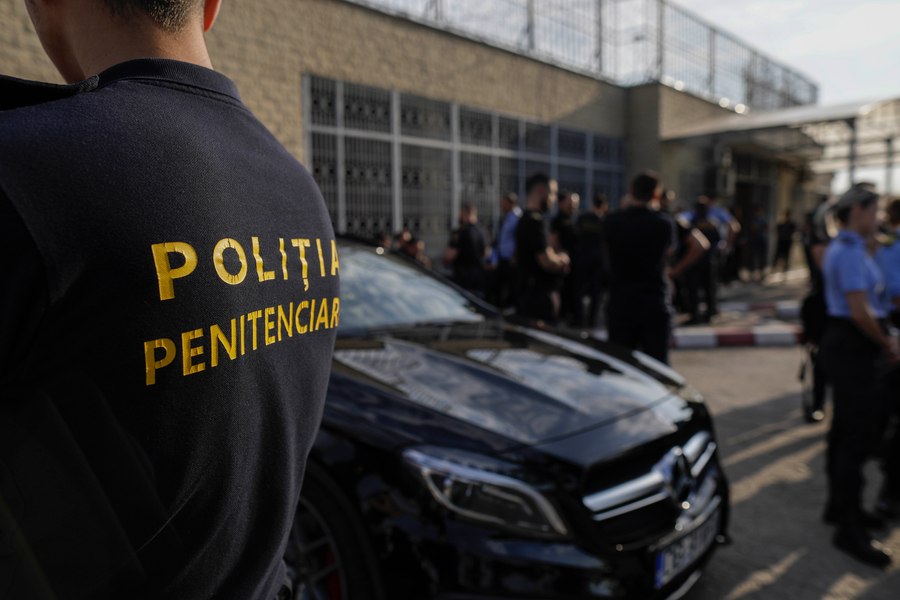 Polițiștii de penitenciare protestează în fața Reprezentanței CE în România față de modificarea Legii pensiilor militare