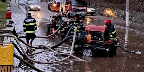 Viitură pe Valea Oltului pe DN7 la Căciulata intervenția pompierilor Foto ISU Vâlcea jpeg