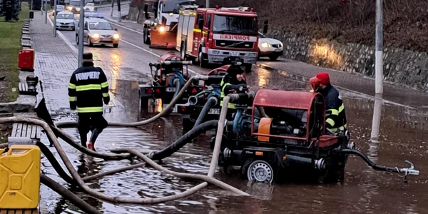 Viitură pe Valea Oltului pe DN7 la Căciulata intervenția pompierilor Foto ISU Vâlcea jpeg