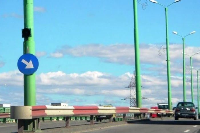 Femeia a vrut să se arunce de pe pod FOTO arhivă Adevărul