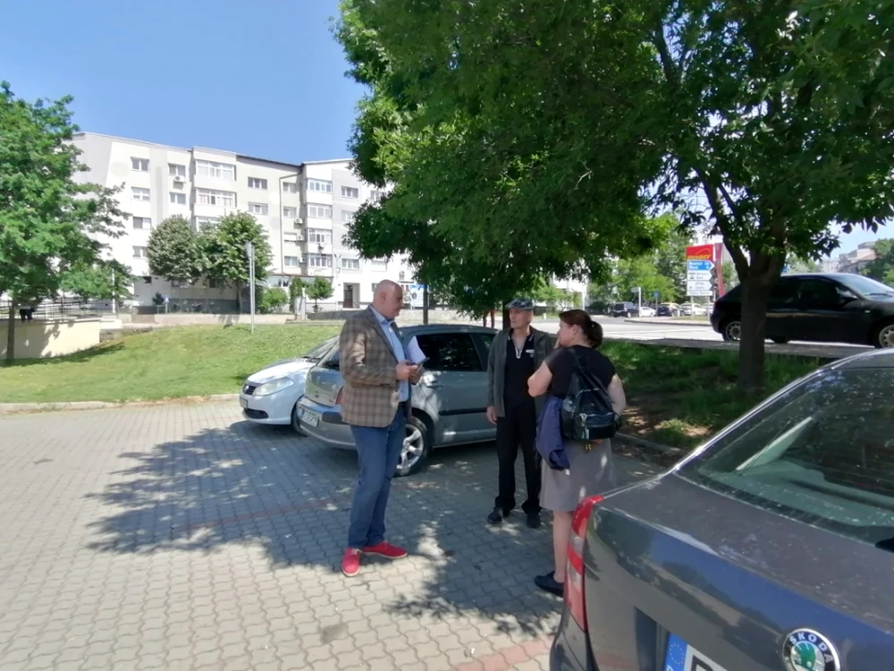 Avocatul Aurel Moldovan şi mama Alexandrei au fost astăzi din nou în sala de judecată FOTO: A.M.