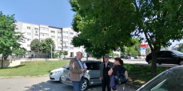 mama alexandrei măceşanu alături de avocatul aurel moldovan