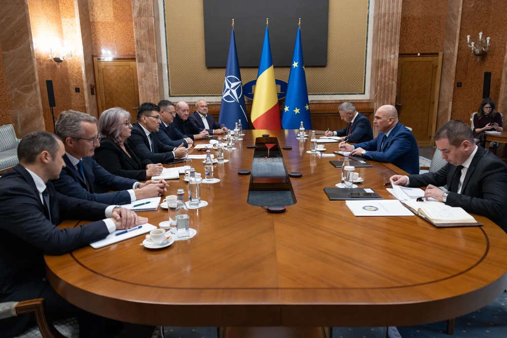 Premierul Ilie Bolojan a discutat cu producătorii de carne de porc despre problema pestei porcine