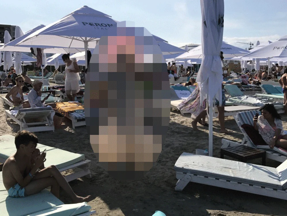 
    Ce-ți trebuie costum de baie când ai unul în formă de penisFoto: Click!  
