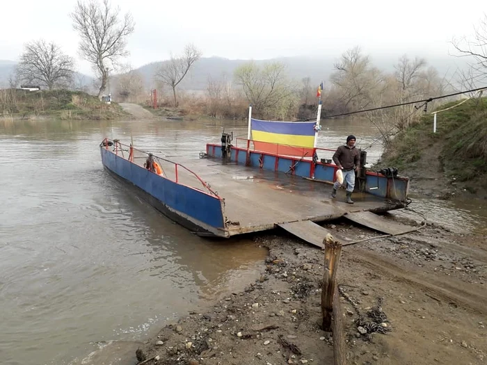 Brudina, în vremurile când era singurul mijloc de traversare a râului FOTO Oprea Cristian